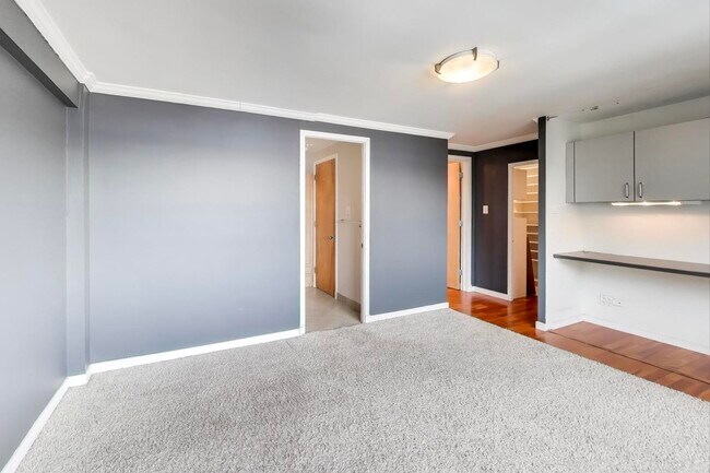 Building Photo - 2909 N Sheridan Rd