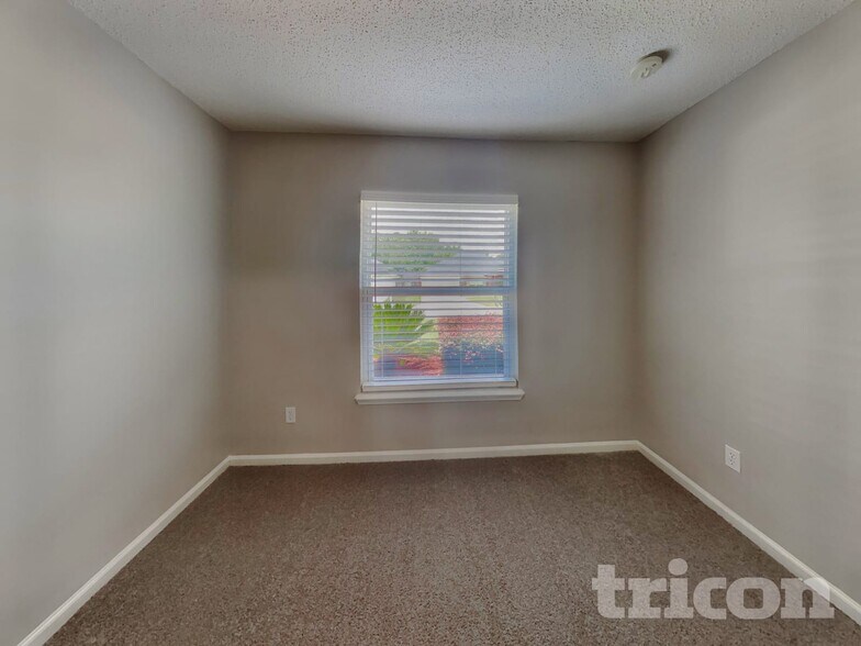 Building Photo - 6669 Southern Oaks Dr