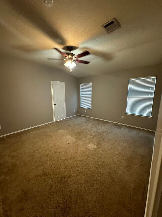 Building Photo - Open Concept living in MIDWAY ISD
