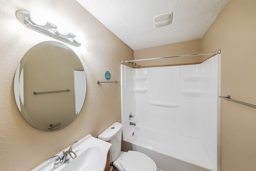 Building Photo - 2512 Circle Dr