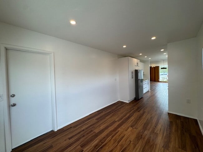 Building Photo - Recently Renovated 2 Bed / 2 Bath Apartmen...
