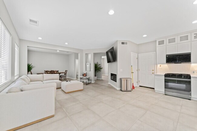 Building Photo - "Charming 4-Bedroom Santa Clarita Home with Fireplace – Spacious 2,623 Sq. Ft. Retreat!"