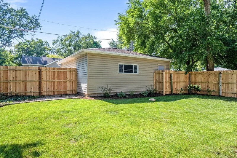 Building Photo - 2500-2502 Green Bay Rd