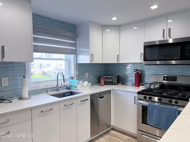 Building Photo - 18 Howland Ave