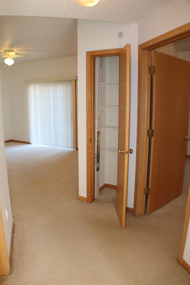 Building Photo - $1,195 | 2 Bedroom, 1 Bathroom Condo | No ...