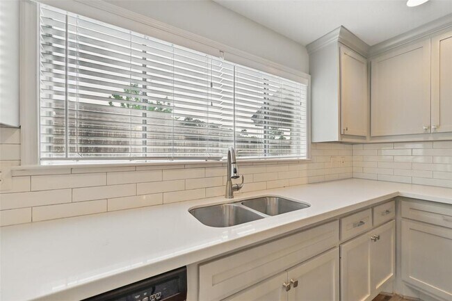 Building Photo - 4511 Ravine Dr