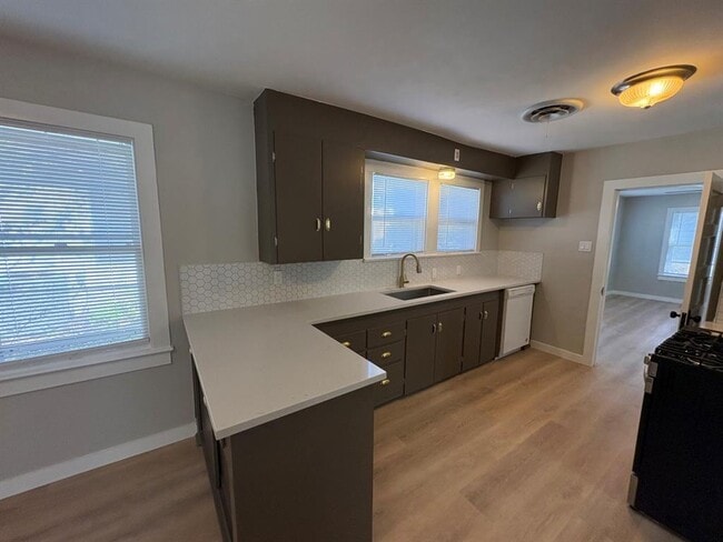 Building Photo - 4620 Bennett Ave