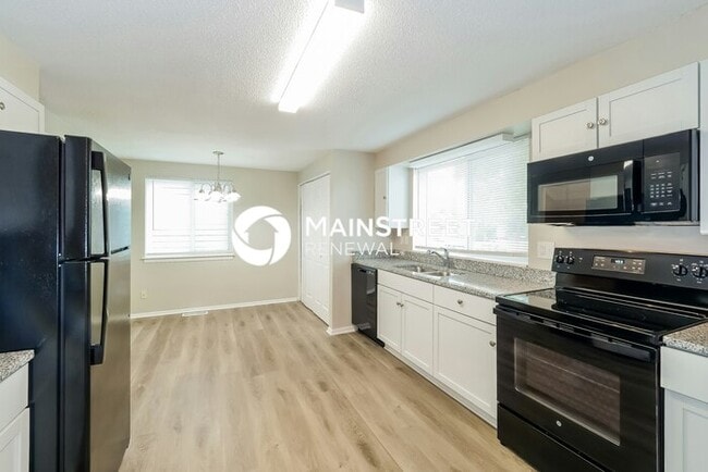 Building Photo - 3 Bedroom Pet-Friendly Home in Overland Park, KS with Main Street Renewal