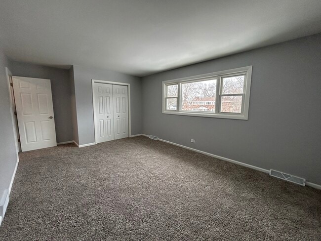 Building Photo - 350 1st Ct