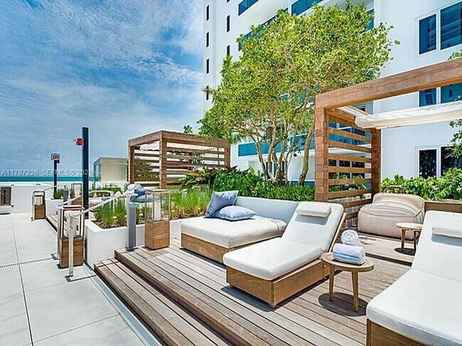 Building Photo - 2301 Collins Ave