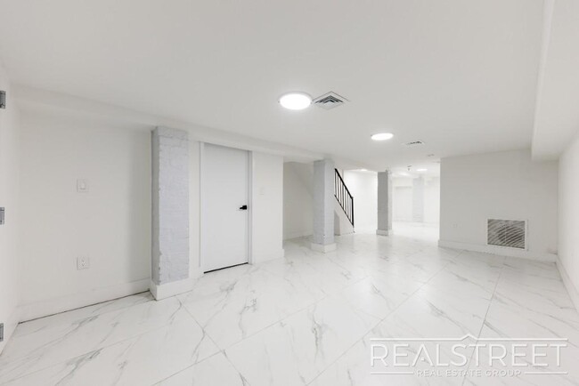 Building Photo - Stunning Brand New 2 Bed Duplex with Backy...