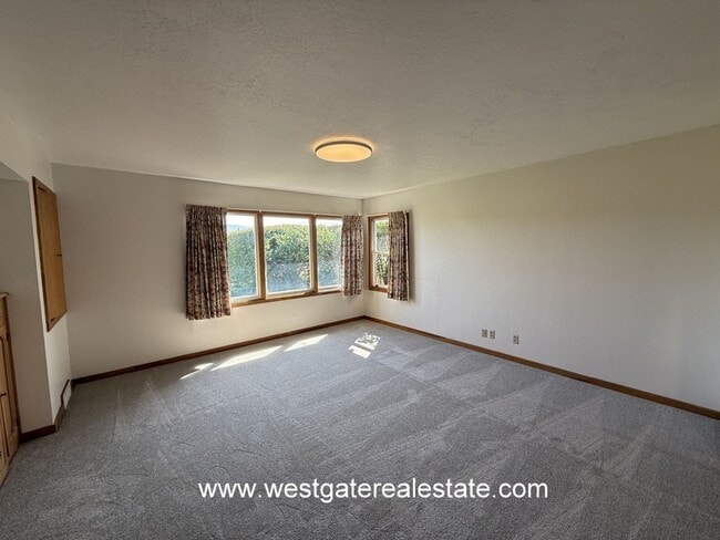 Building Photo - 427 Corona Rd