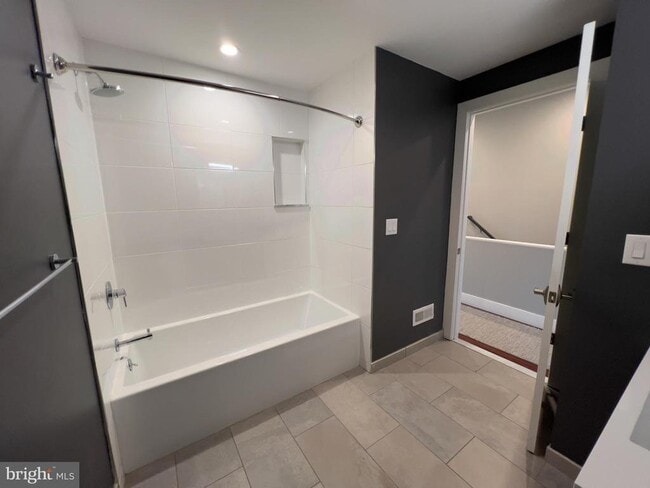 Building Photo - 423 Wallace St