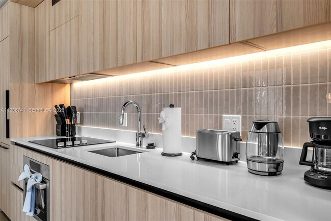 Building Photo - 225 N Miami Ave