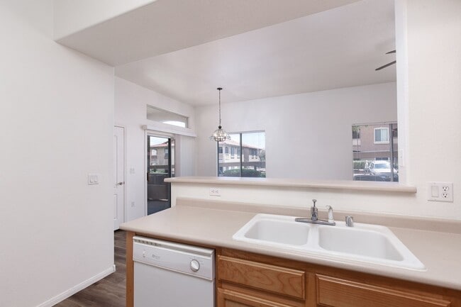 Building Photo - 1st floor two bedroom in upscale NW commun...