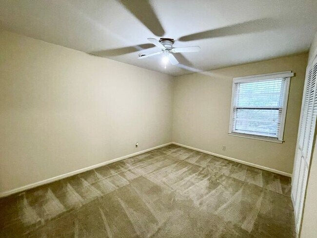 Building Photo - Lexington- Offering Self Guided Tour with RENTLY!