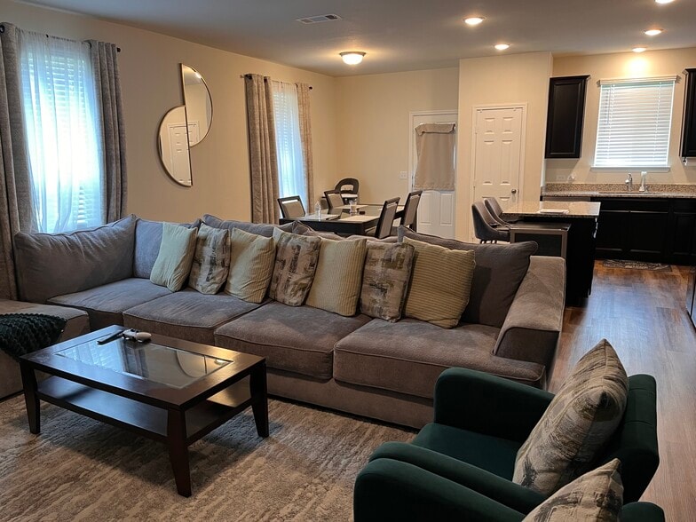 Building Photo - 1723 Cormorant Cres