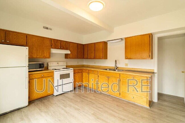 Building Photo - 611 W Grand Canyon Ave