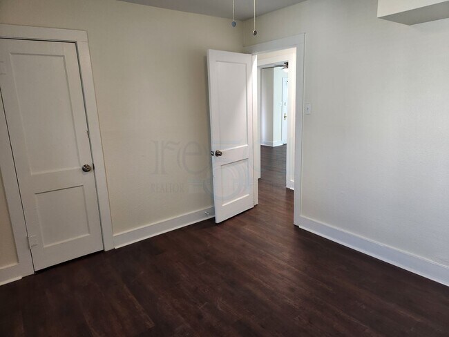 Building Photo - *Availabe Soon* Completely Remodeled Home!