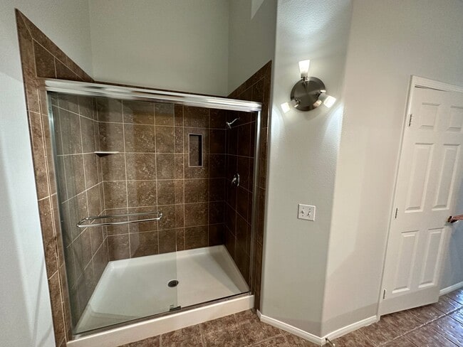 Building Photo - Summerlin Stunner!!