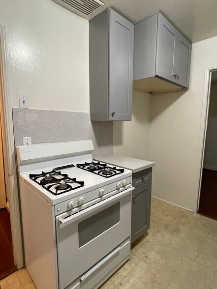 Kitchen Stove - 1620 S 2nd Ave