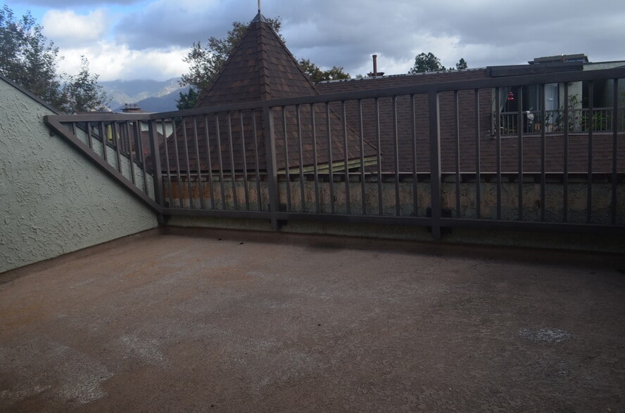 Balcony Patio - 330 Cordova St