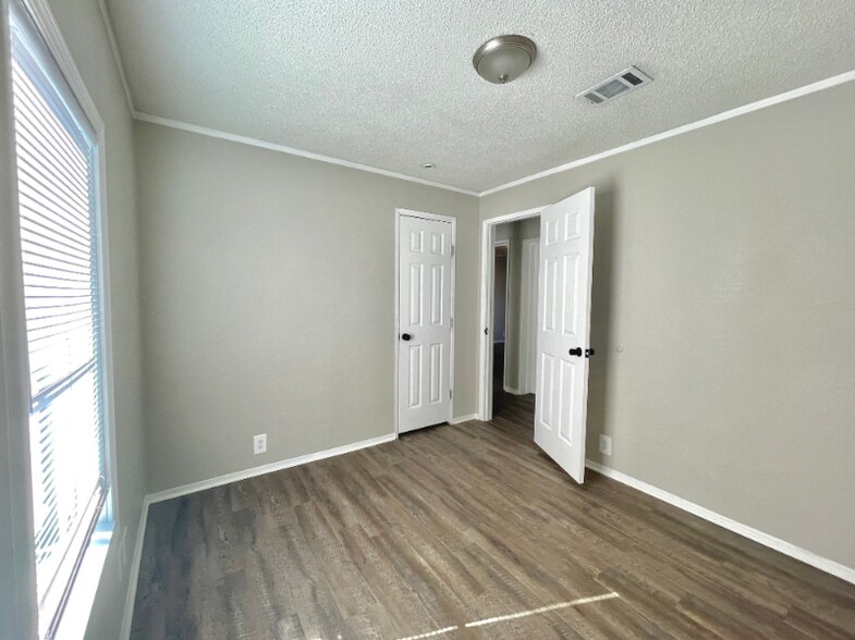Building Photo - 11815 Greensbrook Forest Dr