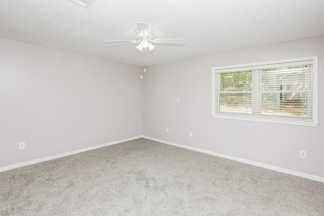 Building Photo - 406 Trailwood Dr