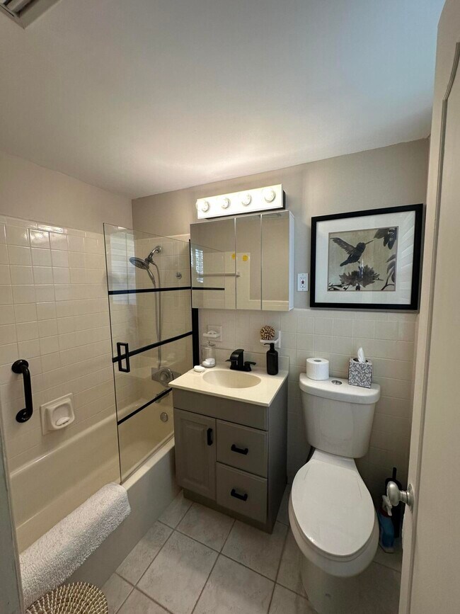 Building Photo - 1221 Hillsboro Mile