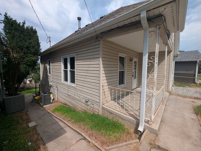 Building Photo - 2338 S 13th St