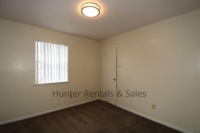 Building Photo - Move South!