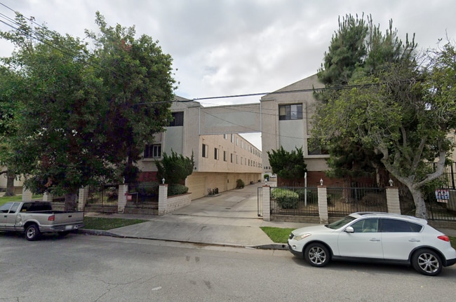 Building Photo - Spacious and light-filled 3-bedroom, 2.5-b...