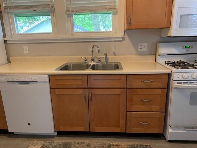 Building Photo - 296 Glen Ellyn Way