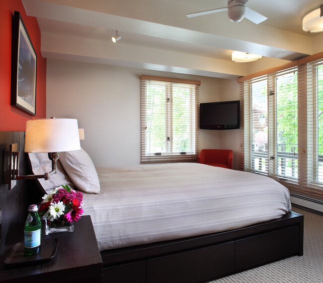 Building Photo - 124 W Hyman Ave