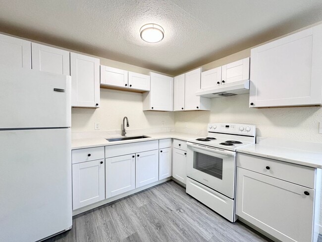 Building Photo - Remodeled 3 Bed 1 Bath Single-Family Home in Pleasant Valley/Powellhurst-Gilbert