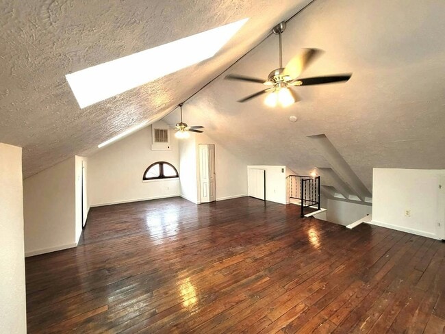 Building Photo - 1303 Lakeland Ave