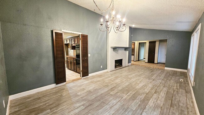 Building Photo - Four Bed/2 Bath Near Lake Hefner