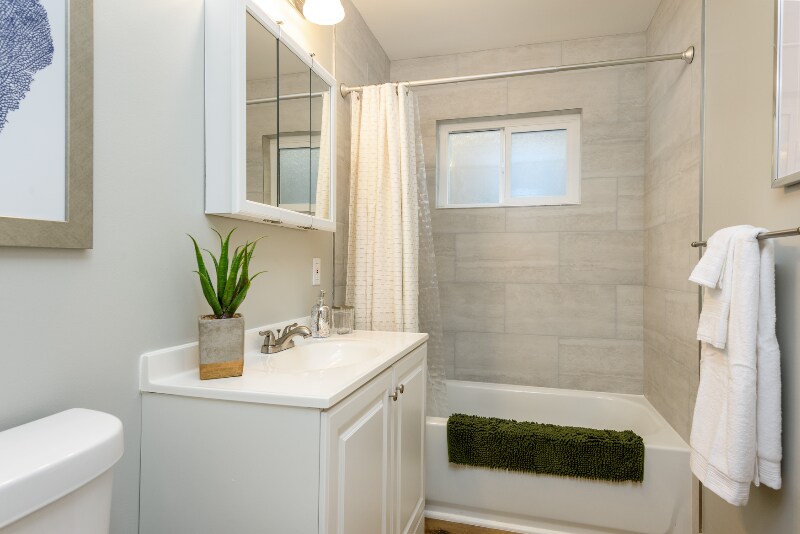 Building Photo - 1176 King St