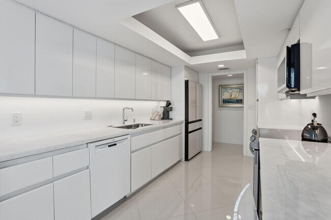 Building Photo - 3210 S Ocean Blvd