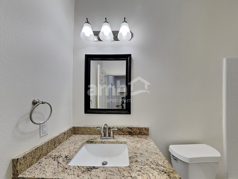 Building Photo - 2037 Vanamen Ct