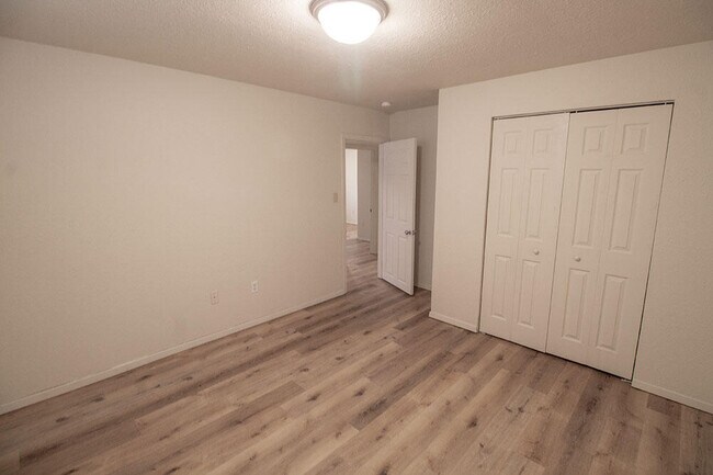 Building Photo - 1007 W Ash St