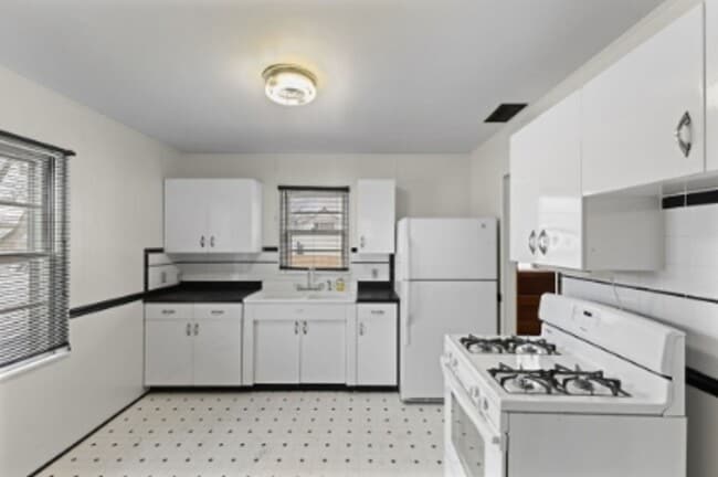 Building Photo - 1950's Charming 3 Bed Available Now!!