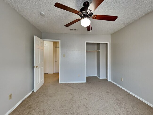 Building Photo - 1012 Garden Trail