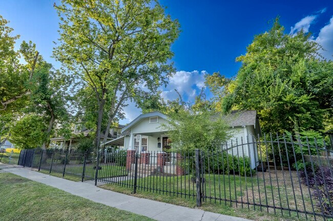 Building Photo - 407 E 27th St