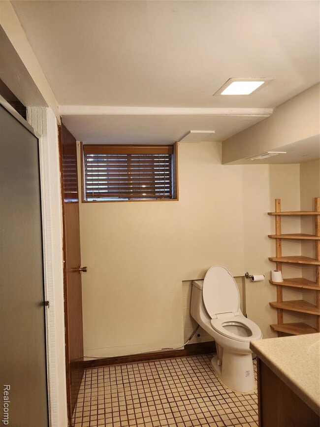 Building Photo - 8463 Hillpoint Dr