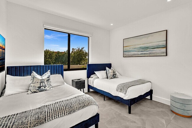 Building Photo - 2100 Miami Rd