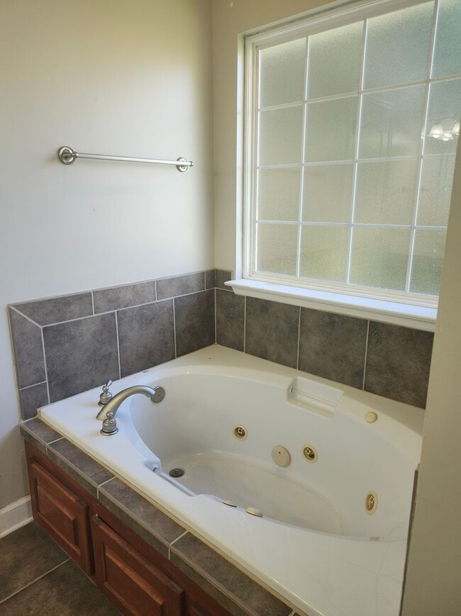 Building Photo - Spacious 4 Bedroom 3 bath in Hamilton on Hunter Subdivision