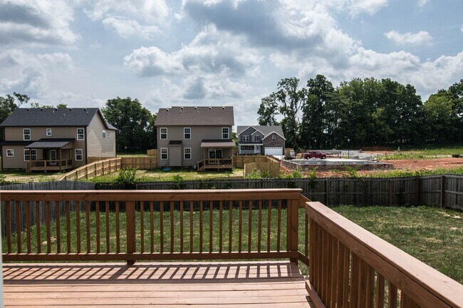 Building Photo - Pet Friendly Three Bedroom!