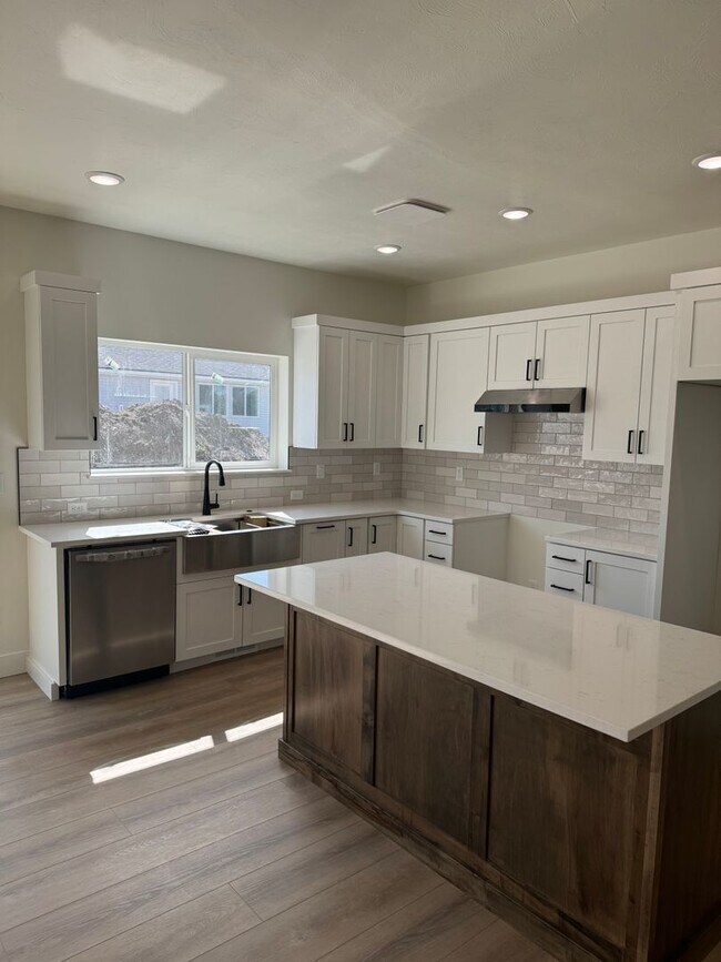 Building Photo - TWIN HOME FOR RENT IN SUGAR CITY - 3 BEDROOMS 2 FULL BATHROOMS