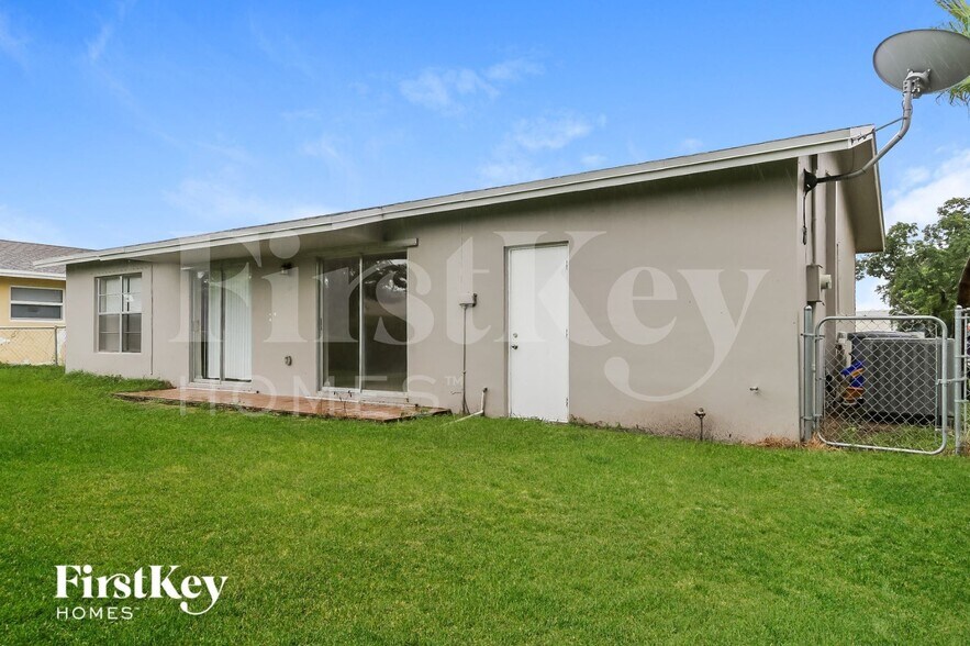 Building Photo - 9749 Sandalfoot Blvd